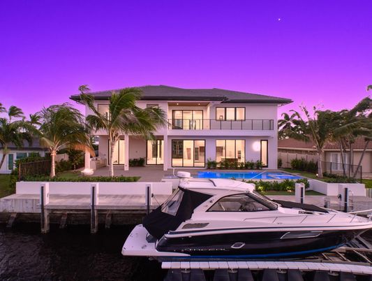 Exterior, Facade, Pool, Modern