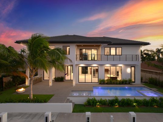 Exterior, Facade, Pool, Modern