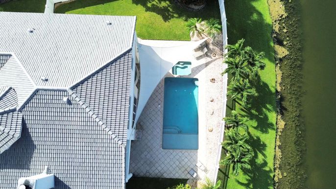 Exterior, Drone