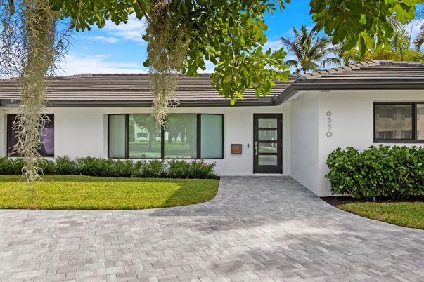 Exterior, Facade, Ranch