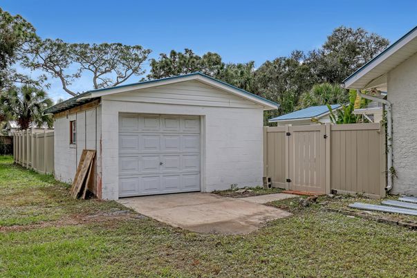 Detached Garage, Exterior