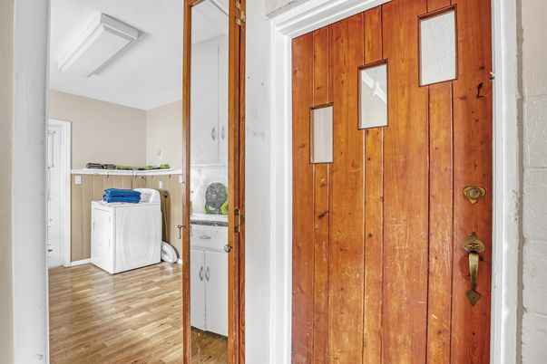 Interior, Washer, Wood Texture Flooring