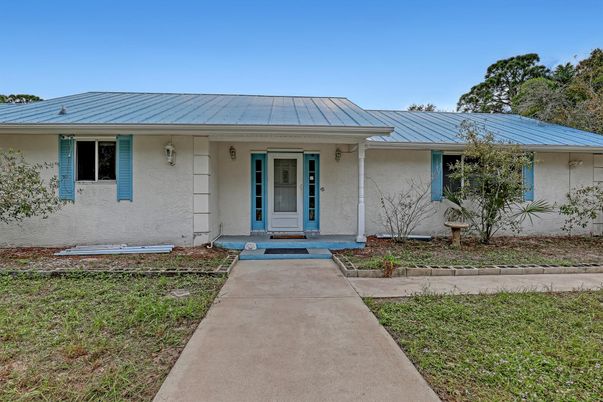 Exterior, Facade, Ranch