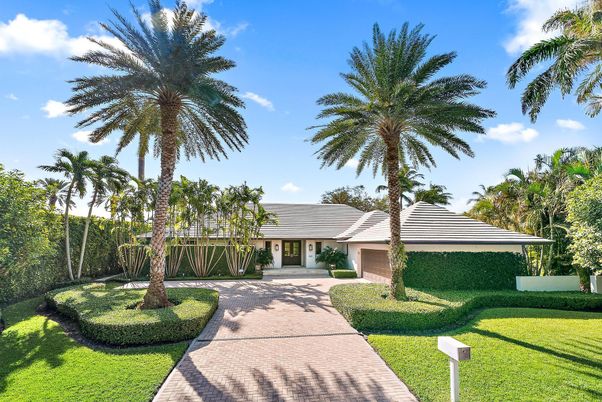 Backyard, Exterior, Facade, Ranch