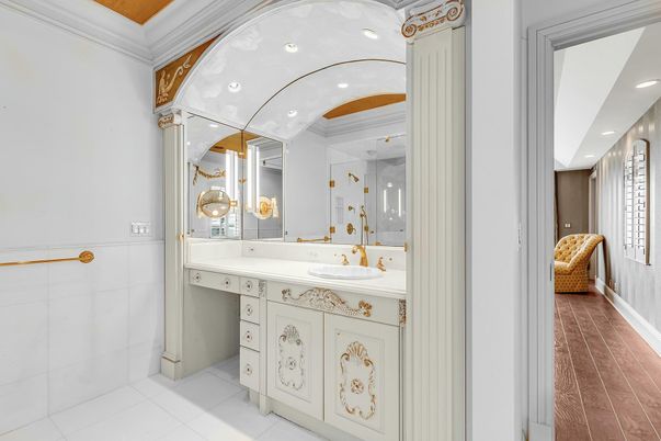 Bathroom, Interior, Recessed Lighting, Wood Texture Flooring