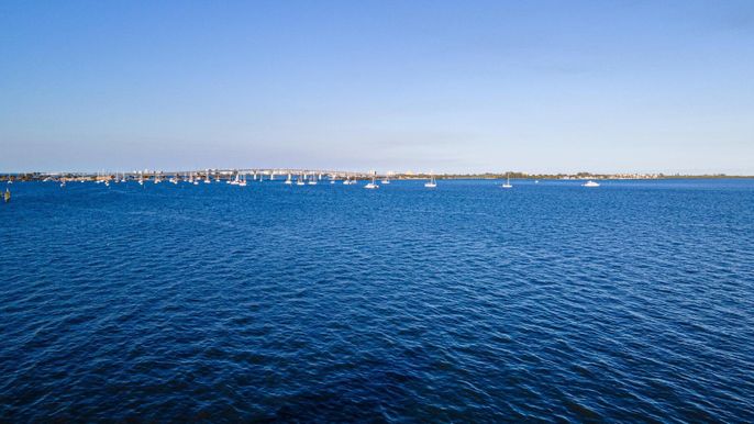 Exterior, Lake