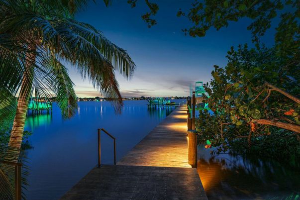Exterior, Lake