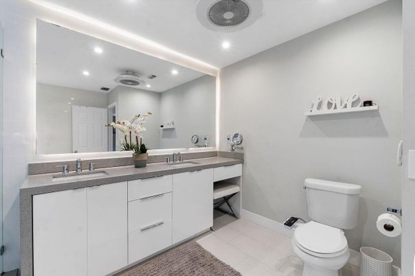 Bathroom, Dual Sink Vanities, Interior, Recessed Lighting
