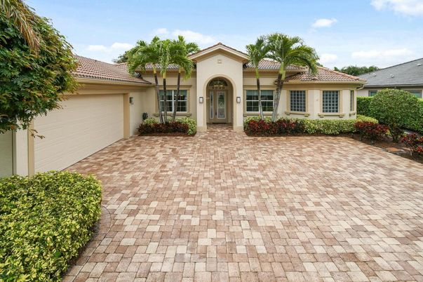 Attached, Exterior, Facade, Mediterranean
