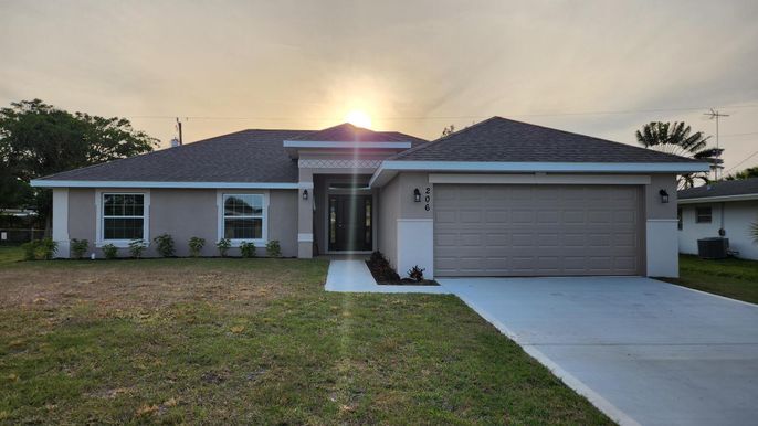 Attached, Exterior, Facade, Ranch