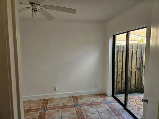 Empty room, Interior
