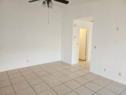 Empty room, Interior