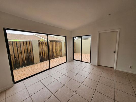 Empty room, Interior