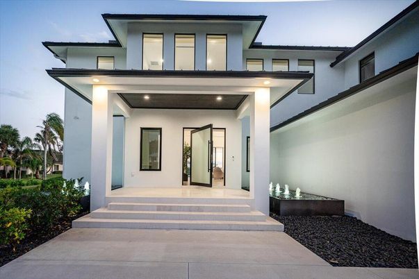 Exterior, Facade, Modern