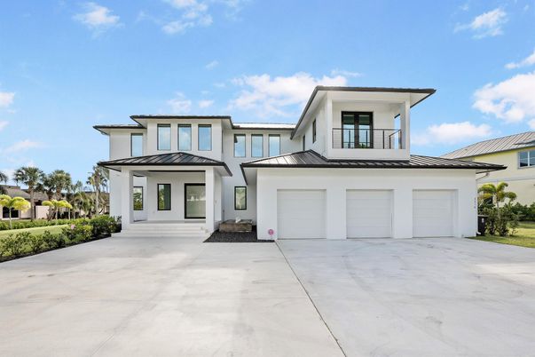 Attached, Exterior, Facade, Modern