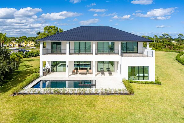 Backyard, Exterior, Facade, Pool, Modern