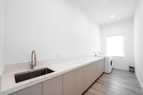 Interior, Recessed Lighting, Washer, Wood Texture Flooring