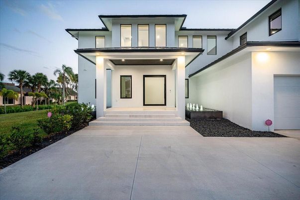 Attached, Exterior, Facade, Modern
