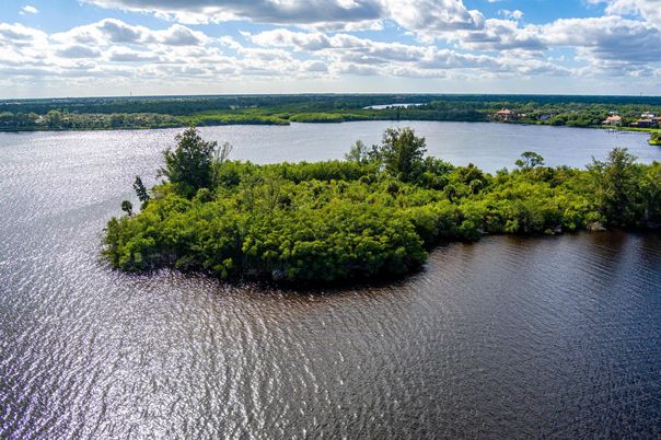 Exterior, Lake