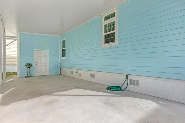 Empty room, Exterior