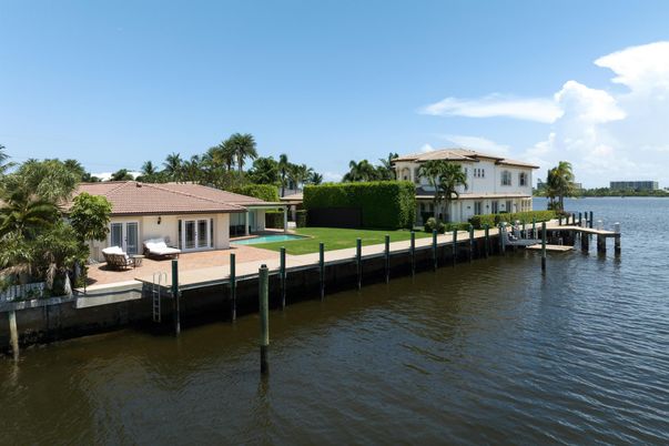 Exterior, Lake