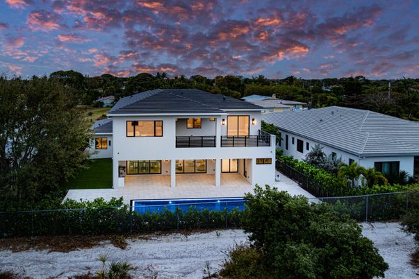 Exterior, Facade, Pool, Modern