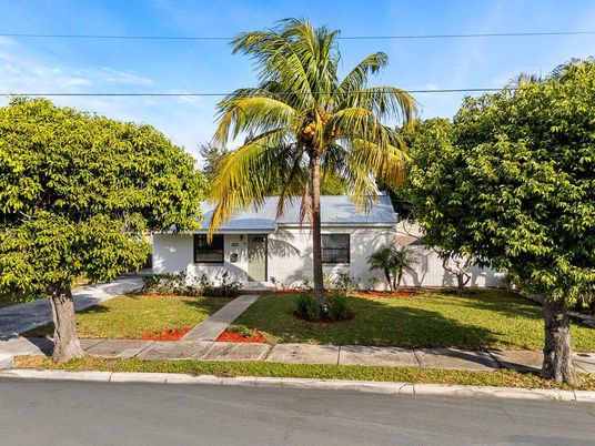 Backyard, Exterior, Facade, Ranch