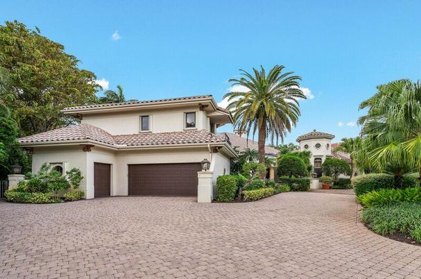 Attached, Exterior, Facade, Mediterranean
