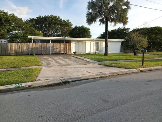 Exterior, Facade, Ranch