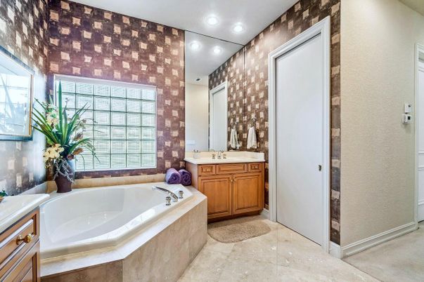 Bathroom, Interior, Recessed Lighting