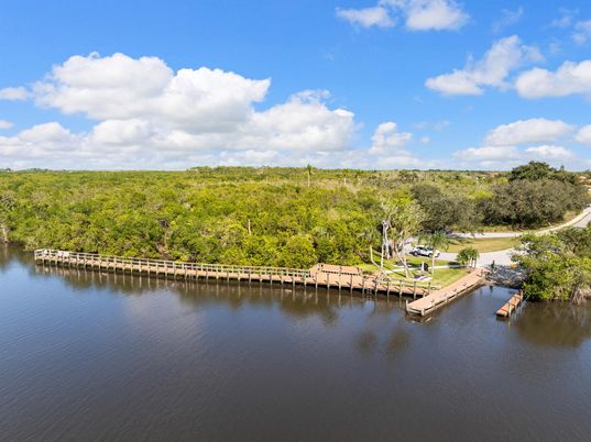 Exterior, Lake