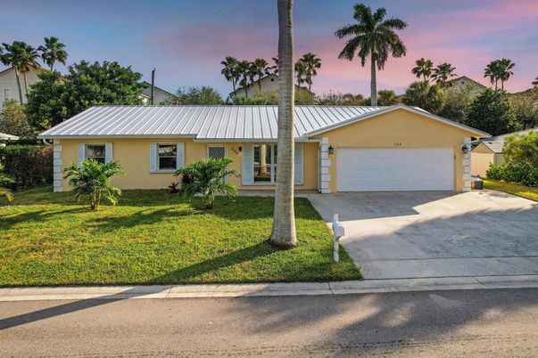 Attached, Exterior, Facade, Ranch