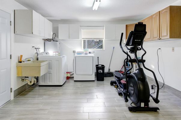 Fitness Equipment, Interior, Washer, Wood Texture Flooring