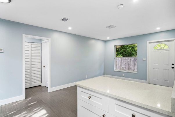 Empty room, Interior, Recessed Lighting