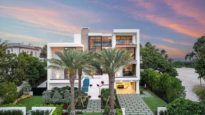 Exterior, Facade, Modern