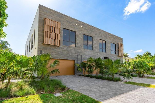 Attached, Exterior, Facade, Modern