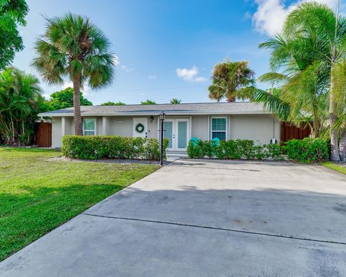 Backyard, Exterior, Facade, Ranch