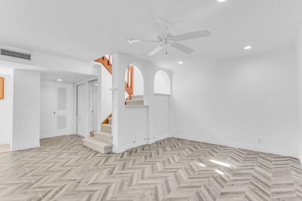 Empty room, Interior, Recessed Lighting