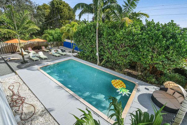 Exterior, Pool
