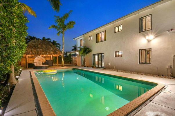 Exterior, Pool
