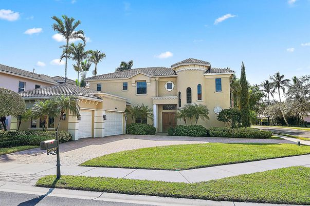 Attached, Exterior, Facade, Mediterranean
