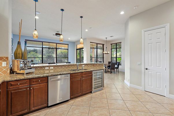 Dining room, Interior, Kitchen, Pendant Lights, Recessed Lighting, Stainless Steel Appliances