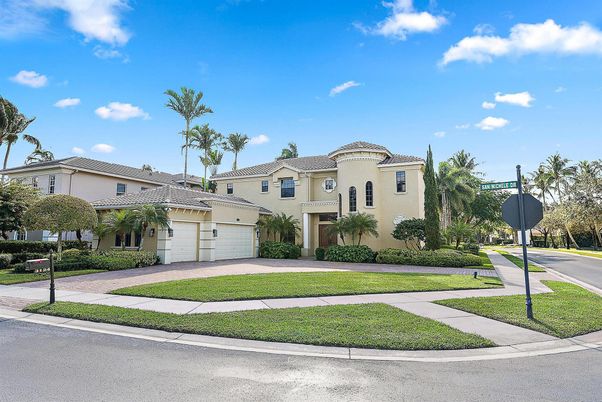 Attached, Exterior, Facade, Mediterranean