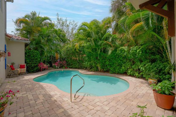 Exterior, Pool
