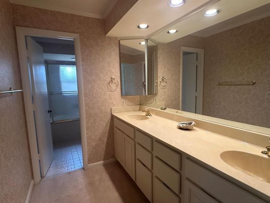 Bathroom, Dual Sink Vanities, Interior, Recessed Lighting