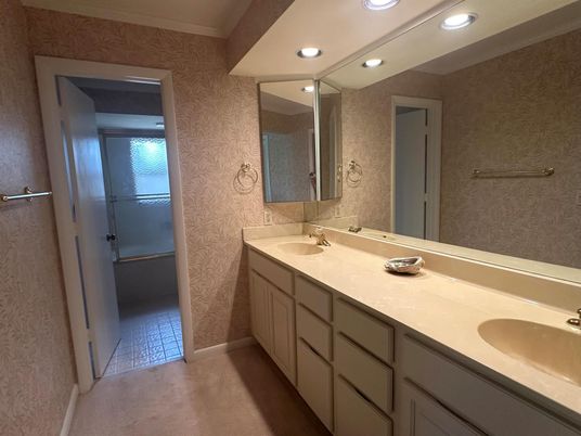 Bathroom, Dual Sink Vanities, Interior, Recessed Lighting
