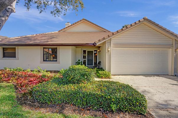 Attached, Exterior, Facade, Ranch