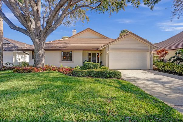 Attached, Exterior, Facade, Ranch