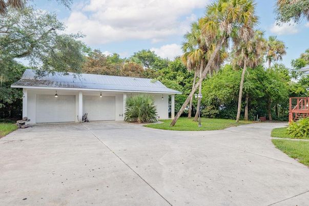 Detached Garage, Exterior