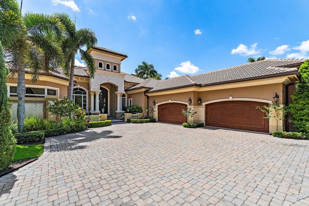 Attached, Exterior, Facade, Mediterranean